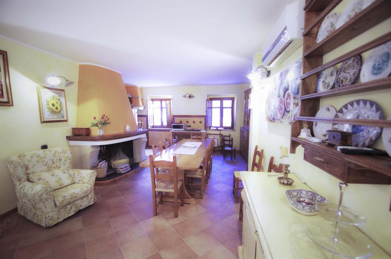 Casa De Ajala - B&B De Charme In Antica Dimora Totalmente Ristrutturata E Dotata Di Tutti I Confort Bagni Privati Spazio Living Patio Esterno Ambienti Climatizzati Degustazioni Prodotti Locali Laconi Екстер'єр фото