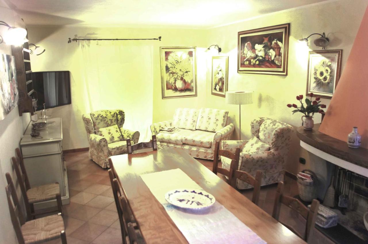 Casa De Ajala - B&B De Charme In Antica Dimora Totalmente Ristrutturata E Dotata Di Tutti I Confort Bagni Privati Spazio Living Patio Esterno Ambienti Climatizzati Degustazioni Prodotti Locali Laconi Екстер'єр фото