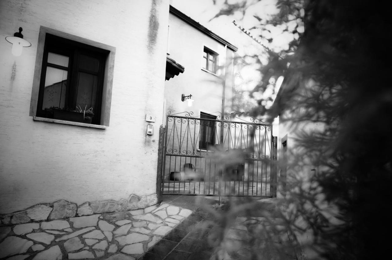 Casa De Ajala - B&B De Charme In Antica Dimora Totalmente Ristrutturata E Dotata Di Tutti I Confort Bagni Privati Spazio Living Patio Esterno Ambienti Climatizzati Degustazioni Prodotti Locali Laconi Екстер'єр фото