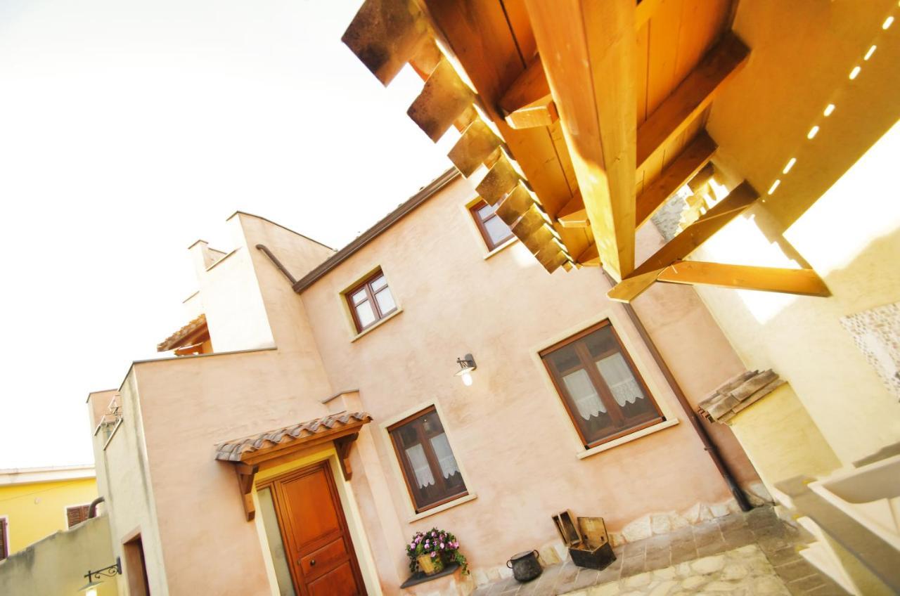 Casa De Ajala - B&B De Charme In Antica Dimora Totalmente Ristrutturata E Dotata Di Tutti I Confort Bagni Privati Spazio Living Patio Esterno Ambienti Climatizzati Degustazioni Prodotti Locali Laconi Екстер'єр фото