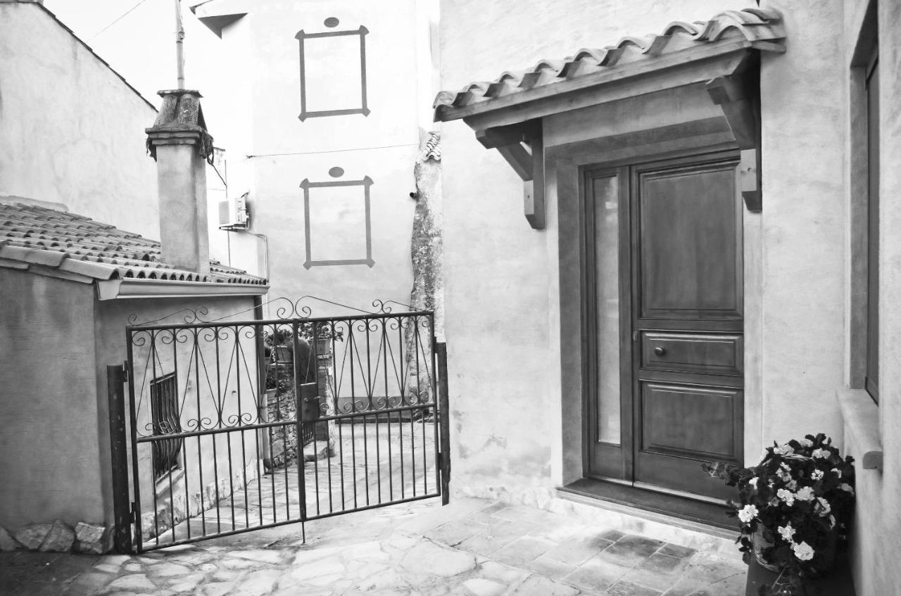 Casa De Ajala - B&B De Charme In Antica Dimora Totalmente Ristrutturata E Dotata Di Tutti I Confort Bagni Privati Spazio Living Patio Esterno Ambienti Climatizzati Degustazioni Prodotti Locali Laconi Екстер'єр фото