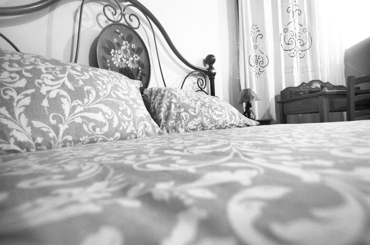 Casa De Ajala - B&B De Charme In Antica Dimora Totalmente Ristrutturata E Dotata Di Tutti I Confort Bagni Privati Spazio Living Patio Esterno Ambienti Climatizzati Degustazioni Prodotti Locali Laconi Екстер'єр фото